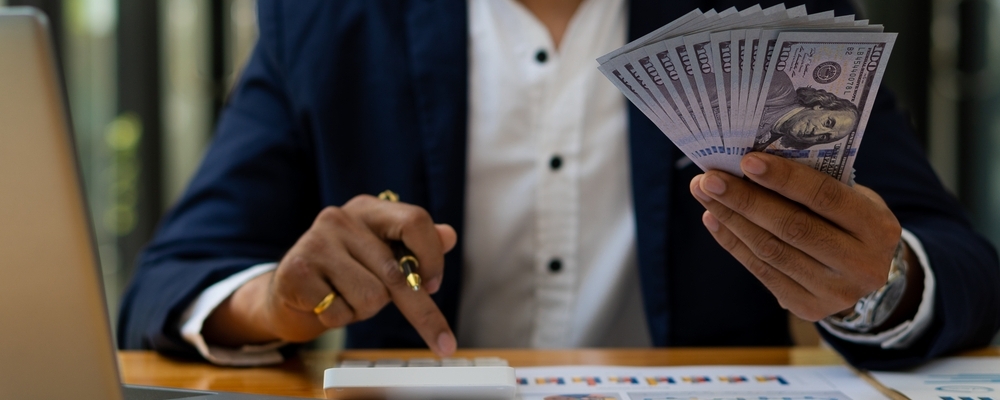転職で年収が下がる人は4割｜直近の転職による年収変動をアンケート調査